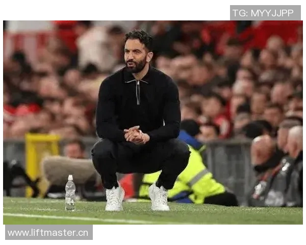 费迪南德称赞拉门斯门将表现提升后防稳定性球队受益明显