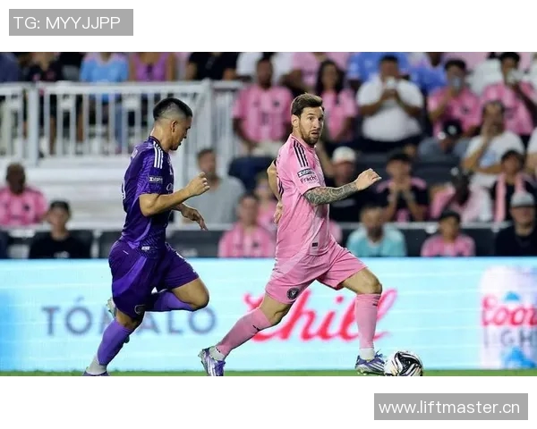 梅西怒斥裁判任意球争议现场频繁摆球与手势互动引发热议 梅西怒斥裁判任意球争议现场频繁摆球与手势互动引发热议