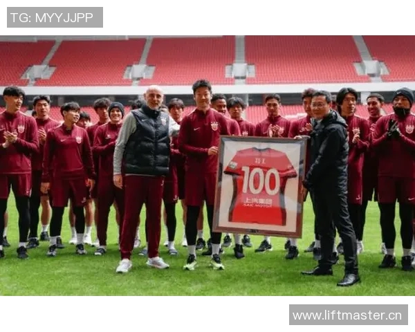 海港为颜骏凌徐新颁发纪念球衣王燊超荣获中超单轮最佳称号